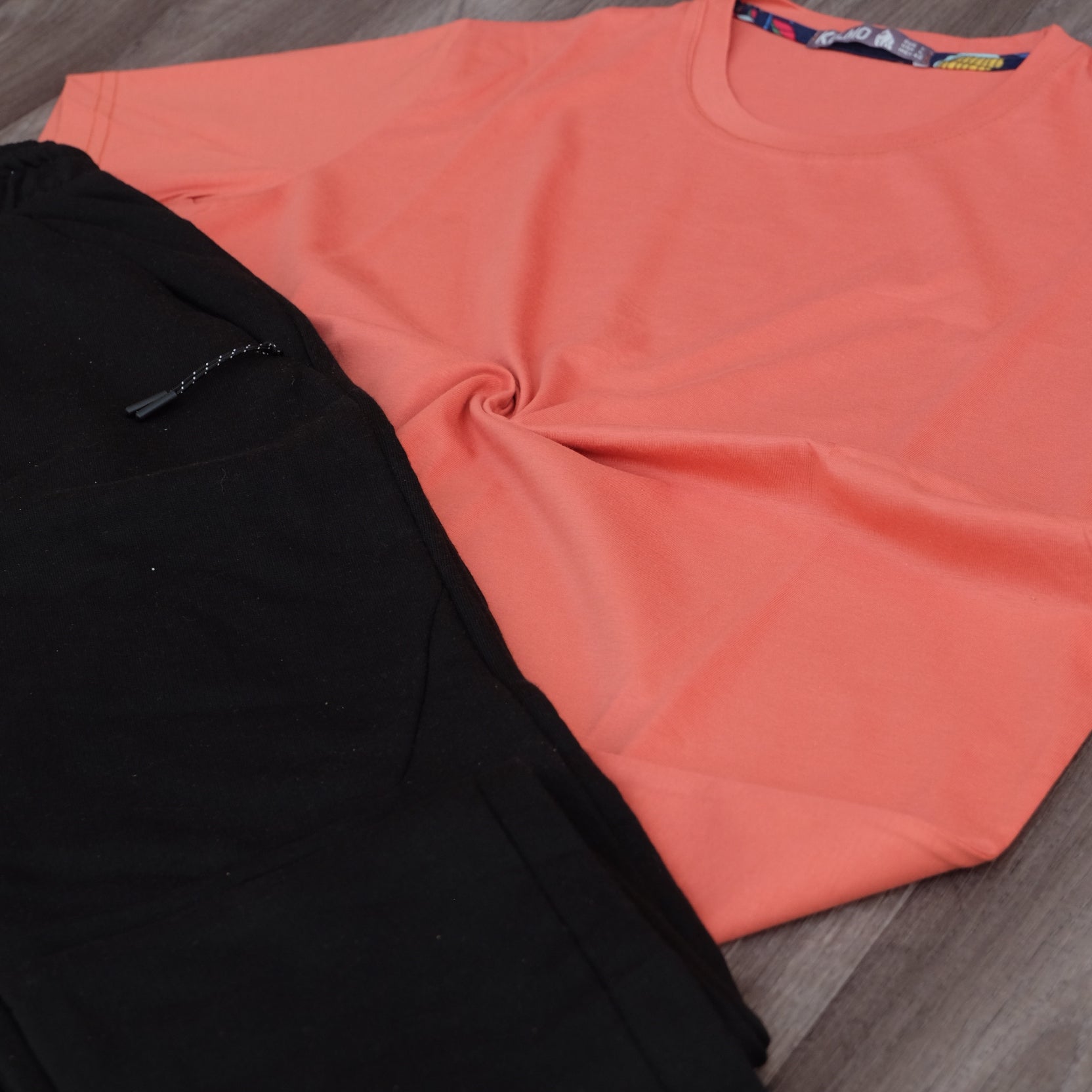 Ensemble Jogging Noir et T-Shirt Saumon Foncé