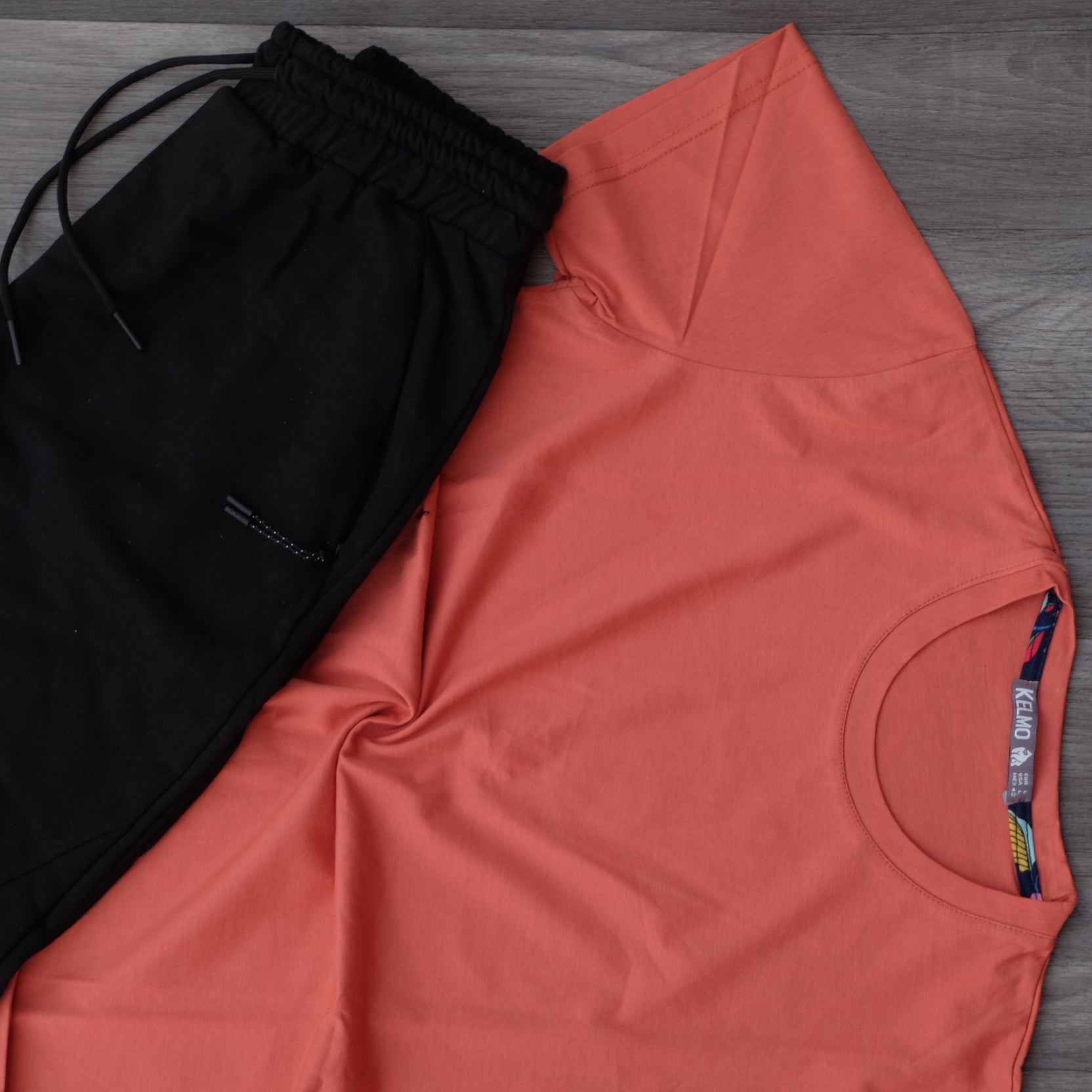 Ensemble Jogging Noir et T-Shirt Saumon Foncé