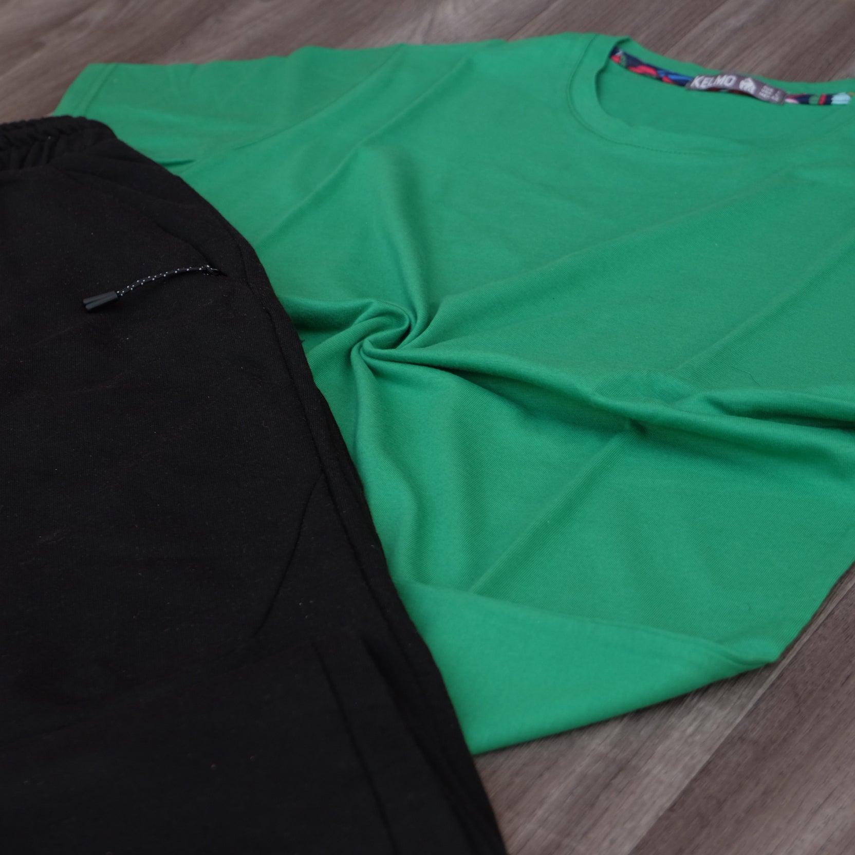 Ensemble Jogging Noir et T-Shirt Vert Raj