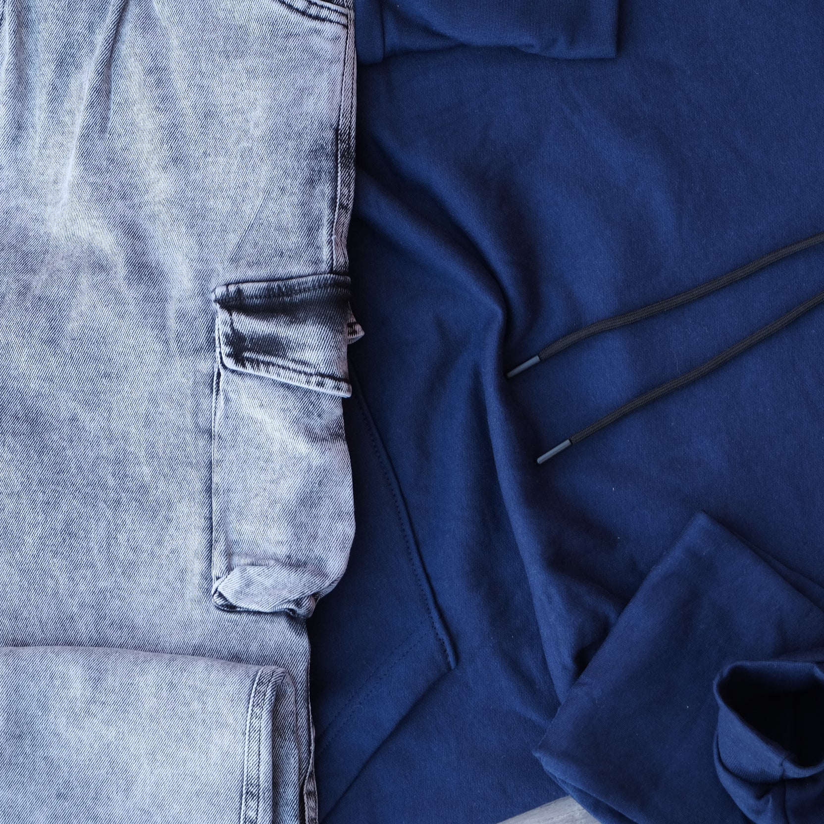 Ensemble Cargo Jeans Délavé Gris et Capuche Cotton Bleu Marine
