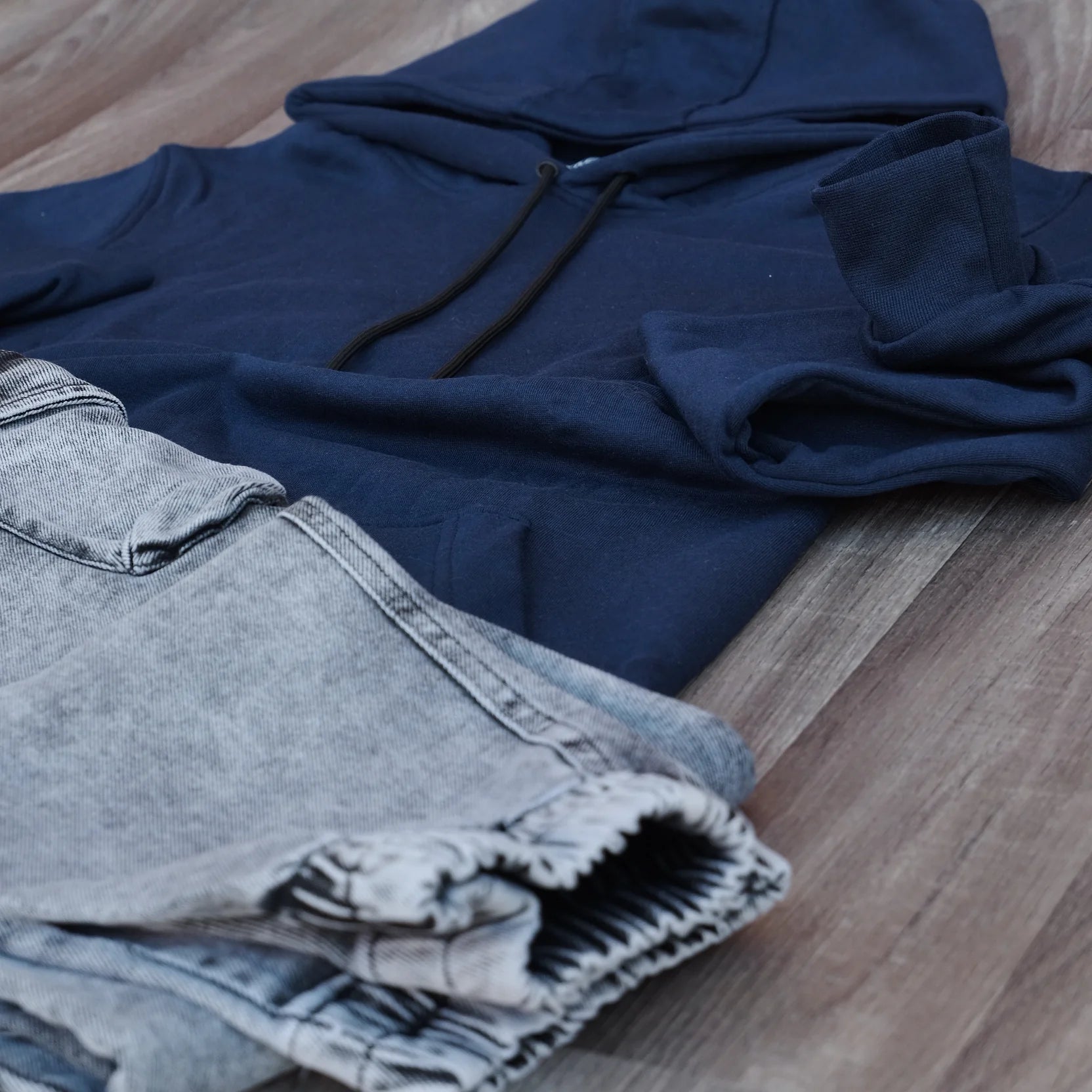 Ensemble Cargo Jeans Délavé Gris et Capuche Cotton Bleu Marine
