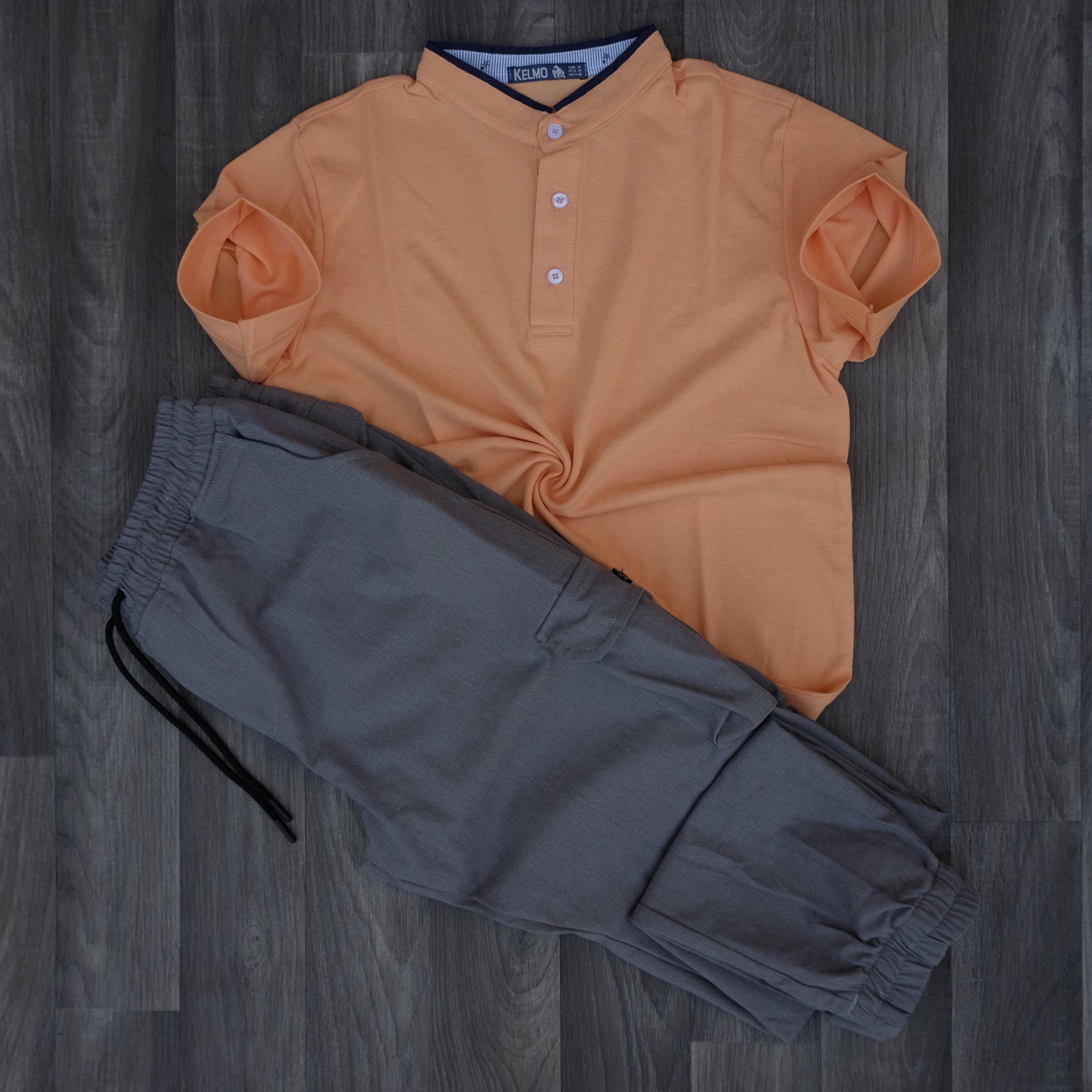 Ensemble Polo Orange Clair et Cargo Gris