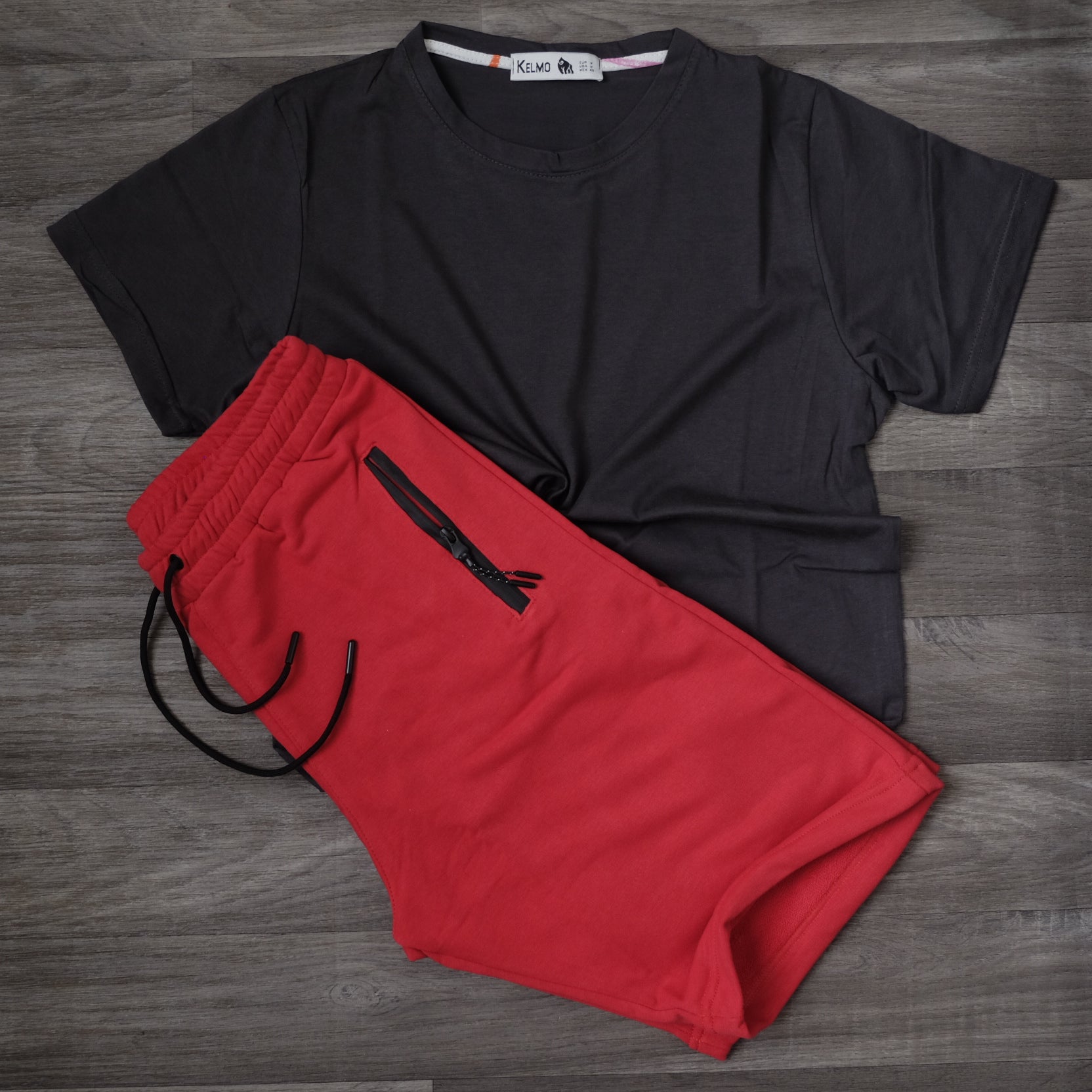 Ensemble T-shirt Gris Anthracite et Short Rouge