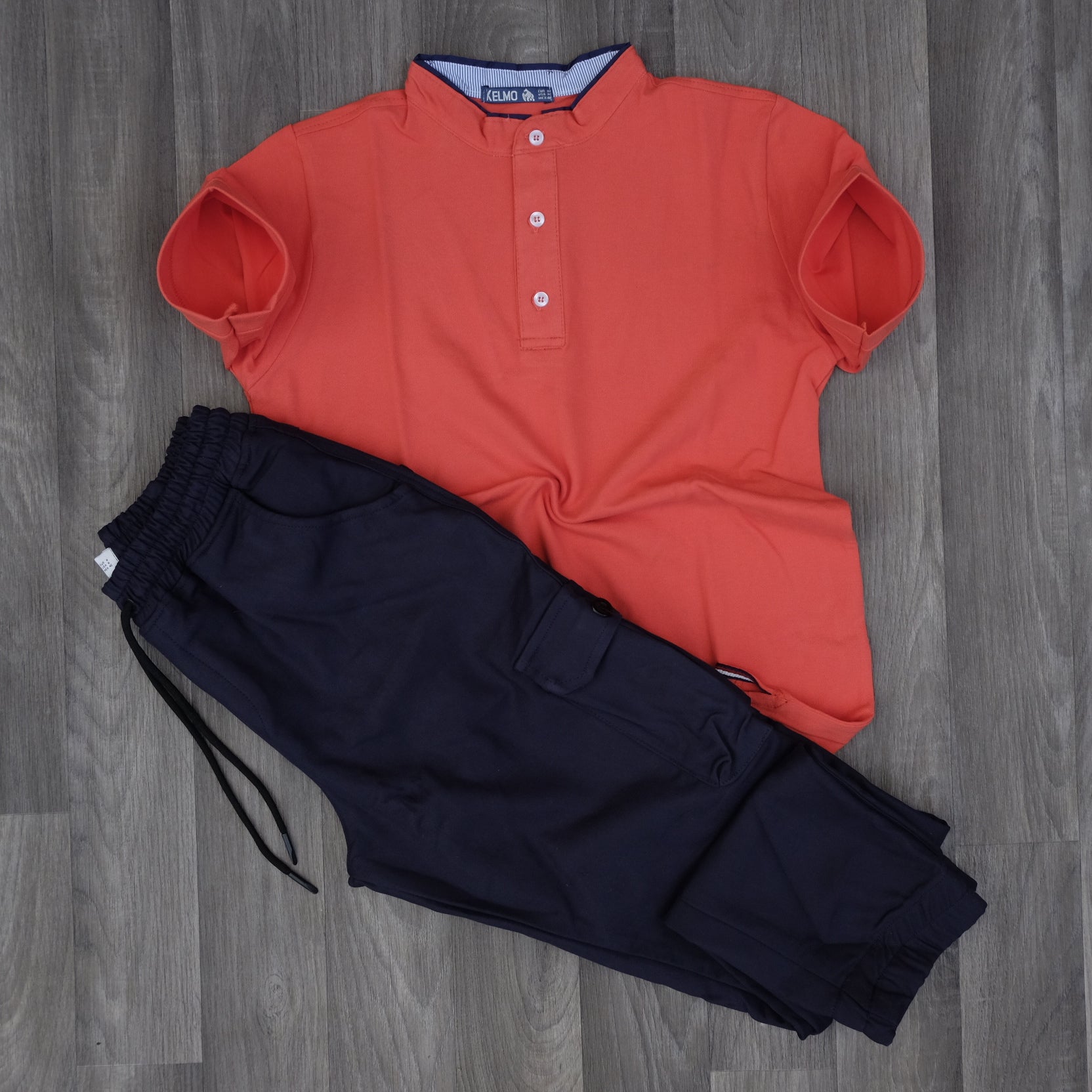 Ensemble Polo Orange Vif et Cargo Bleu Marine