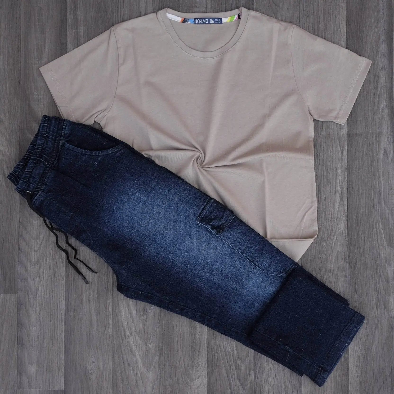 Ensemble T-shirt Taupe et Jean Cargo Délavé Bleu Foncé Straight