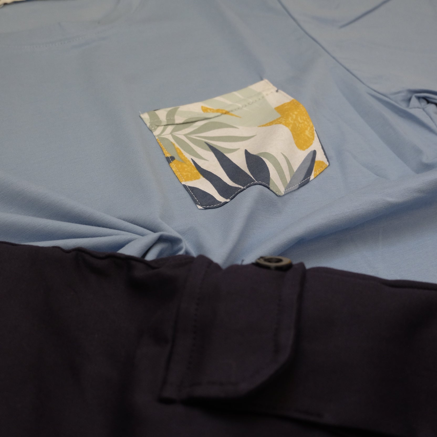 Ensemble T-shirt Bleu Ciel Hawaï et Cargo Bleu Marine