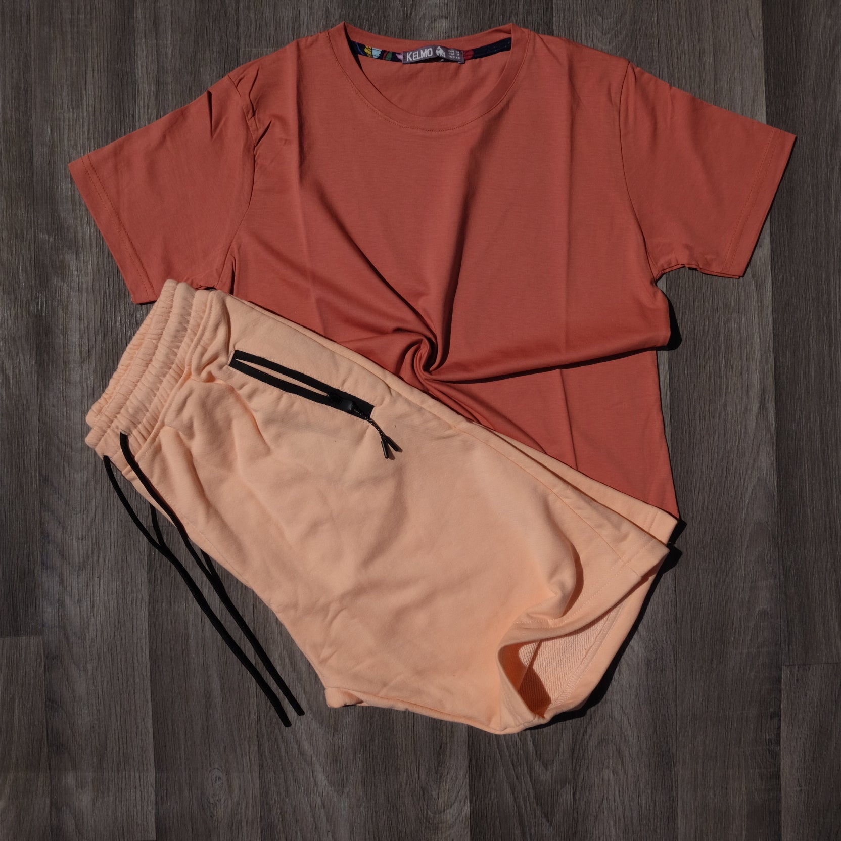 Ensemble T-Shirt Orange Froncé et Short Rose Foncé
